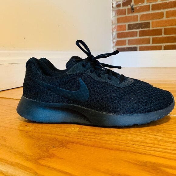 Size 9.5 - Nike Tanjun Black - 812654-001 - Picture 3 of 14